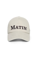Nón bóng chày unisex màu beige, vành cong, logo thêu ở mặt trước, khóa strapback điều chỉnh được.