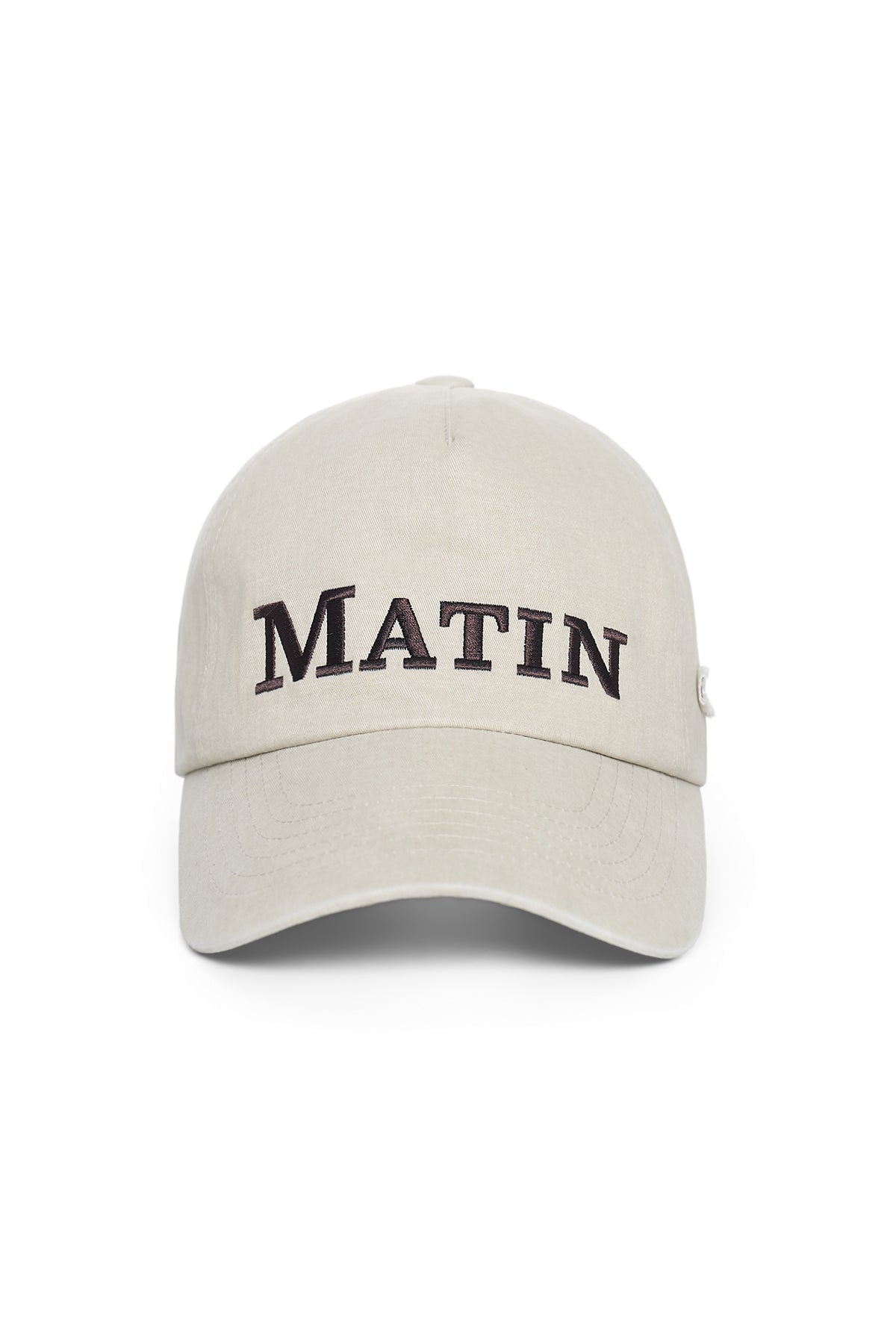 Nón bóng chày unisex màu beige, vành cong, logo thêu ở mặt trước, khóa strapback điều chỉnh được.