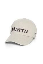 Nón bóng chày unisex màu beige, vành cong, logo thêu ở mặt trước, khóa strapback điều chỉnh được.