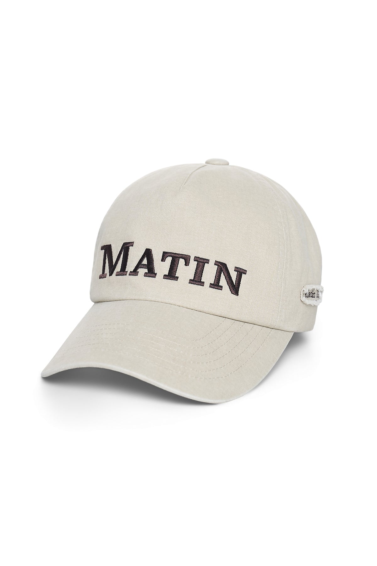 Nón bóng chày unisex màu beige, vành cong, logo thêu ở mặt trước, khóa strapback điều chỉnh được.