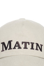 Nón bóng chày unisex màu beige, vành cong, logo thêu ở mặt trước, khóa strapback điều chỉnh được.