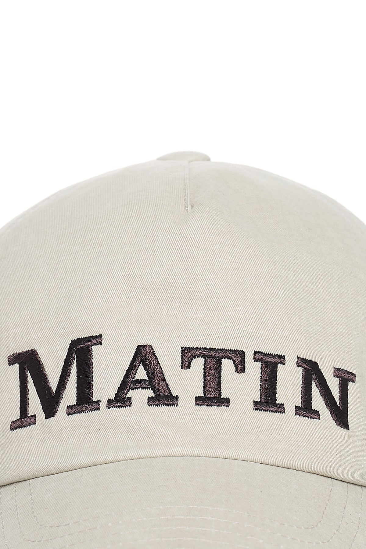 Nón bóng chày unisex màu beige, vành cong, logo thêu ở mặt trước, khóa strapback điều chỉnh được.