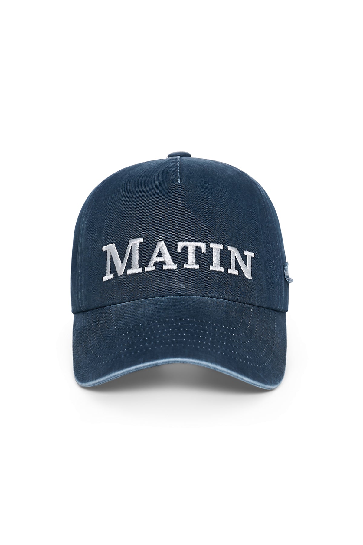 Nón bóng chày cotton màu navy, vành cong, logo thêu giữa mặt trước, khóa dây vải điều chỉnh được.