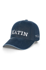 Nón bóng chày cotton màu navy, vành cong, logo thêu giữa mặt trước, khóa dây vải điều chỉnh được.