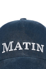 Nón bóng chày cotton màu navy, vành cong, logo thêu giữa mặt trước, khóa dây vải điều chỉnh được.