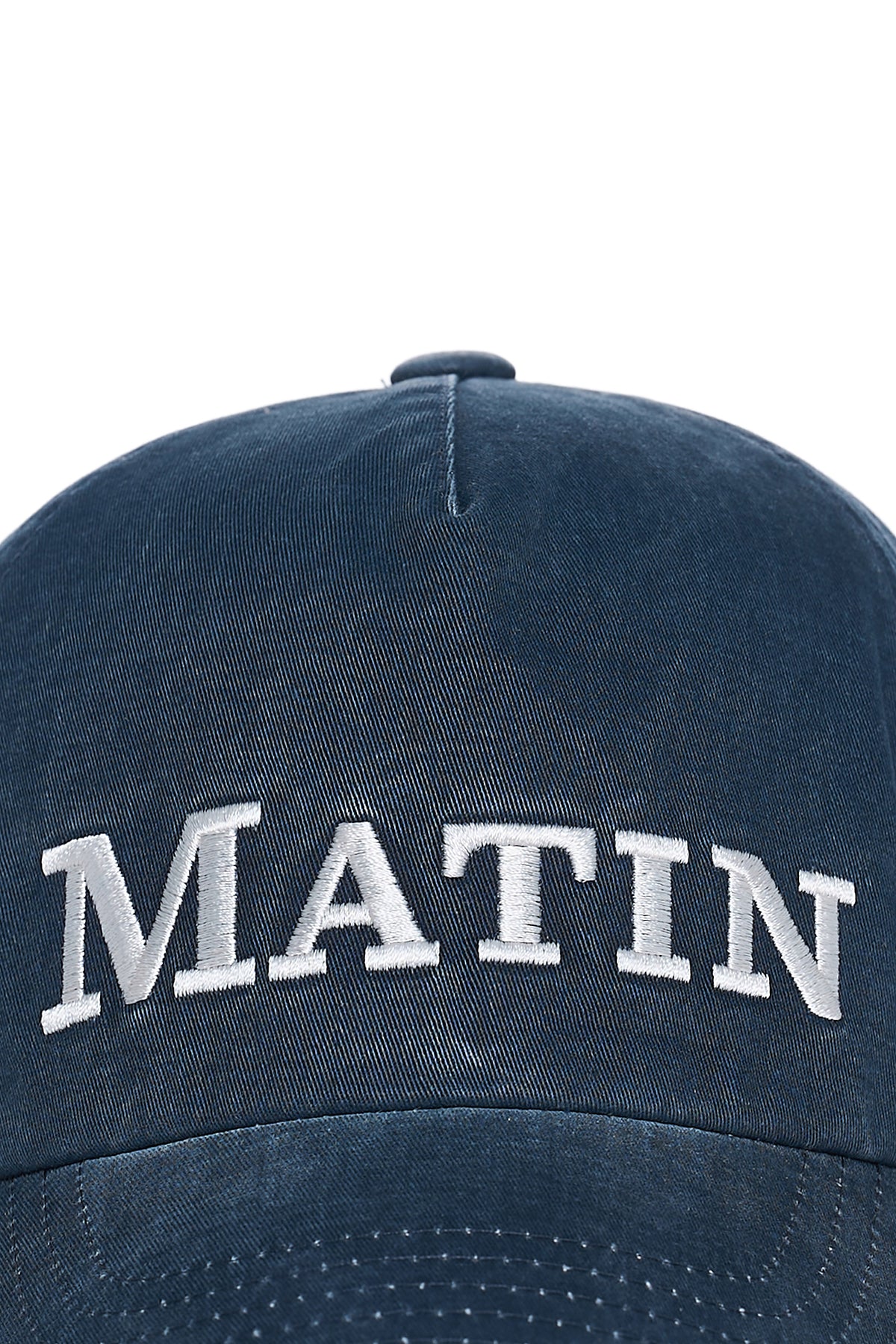 Nón bóng chày cotton màu navy, vành cong, logo thêu giữa mặt trước, khóa dây vải điều chỉnh được.