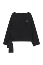 Áo len nữ cotton cổ thuyền, tay dài, dáng thoải mái, có logo Matin Kim ở giữa lưng.