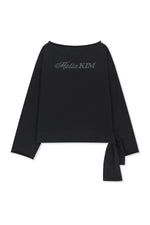 Áo len nữ cotton cổ thuyền, tay dài, dáng thoải mái, có logo Matin Kim ở giữa lưng.