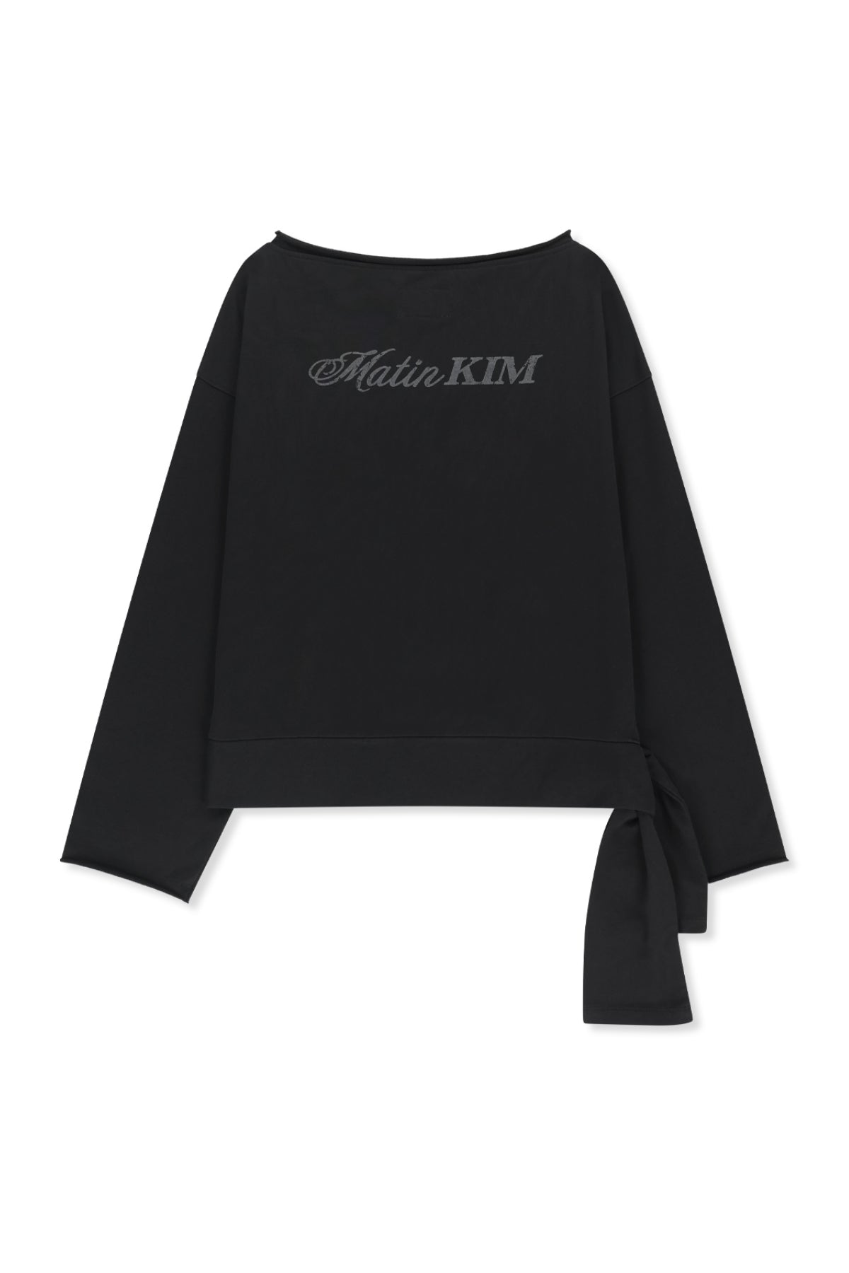 Áo len nữ cotton cổ thuyền, tay dài, dáng thoải mái, có logo Matin Kim ở giữa lưng.