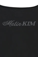 Áo len nữ cotton cổ thuyền, tay dài, dáng thoải mái, có logo Matin Kim ở giữa lưng.