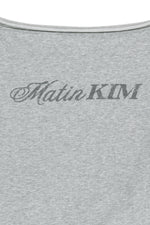 Áo len nữ màu xám, cổ thuyền, tay dài vai rớt, dáng thoải mái dài đến eo, có logo Matin Kim ở ngực trên.
