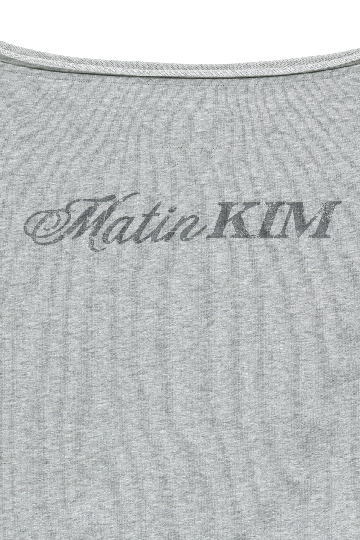 Áo len nữ màu xám, cổ thuyền, tay dài vai rớt, dáng thoải mái dài đến eo, có logo Matin Kim ở ngực trên.