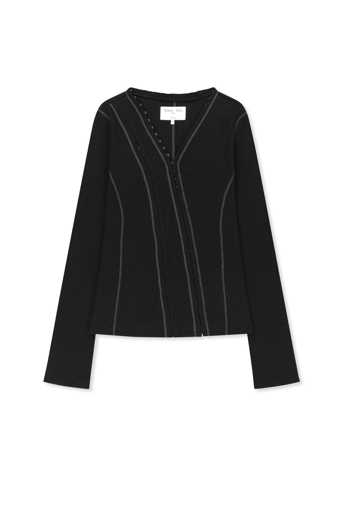 Áo blouse nữ cotton tay dài, cổ chữ V, phom slim fit dài đến eo, có móc cài ở eo.