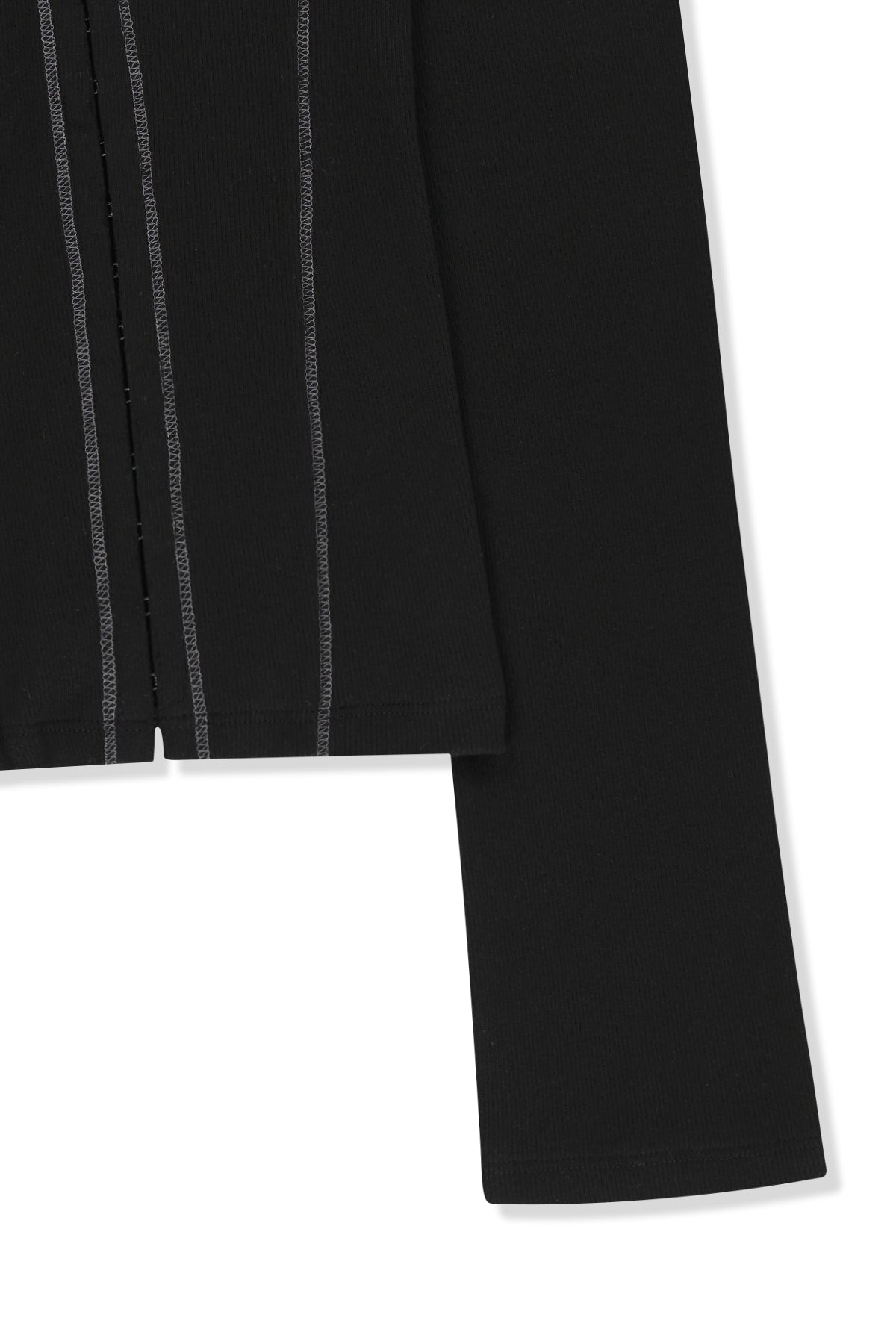 Áo blouse nữ cotton tay dài, cổ chữ V, phom slim fit dài đến eo, có móc cài ở eo.