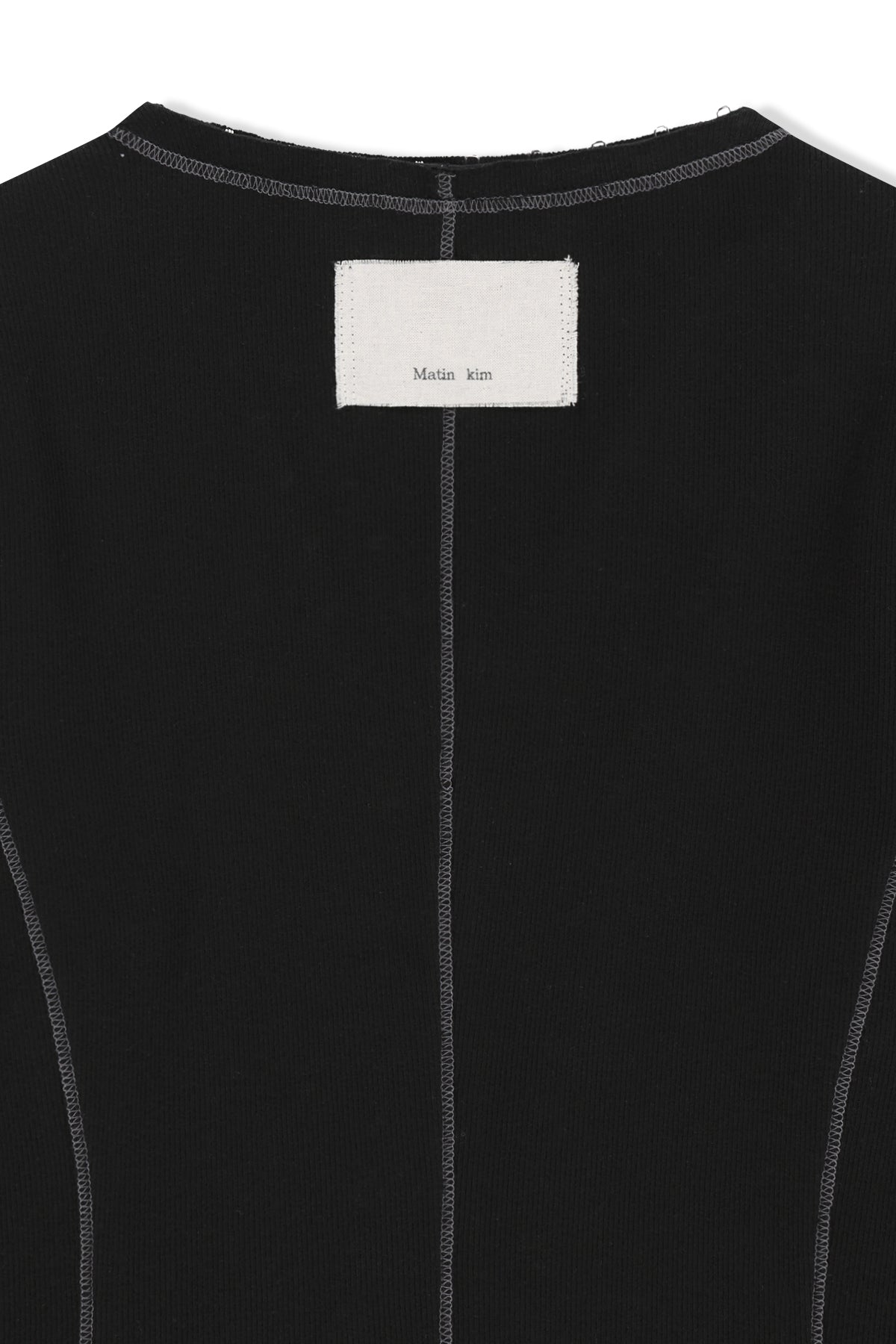 Áo blouse nữ cotton tay dài, cổ chữ V, phom slim fit dài đến eo, có móc cài ở eo.