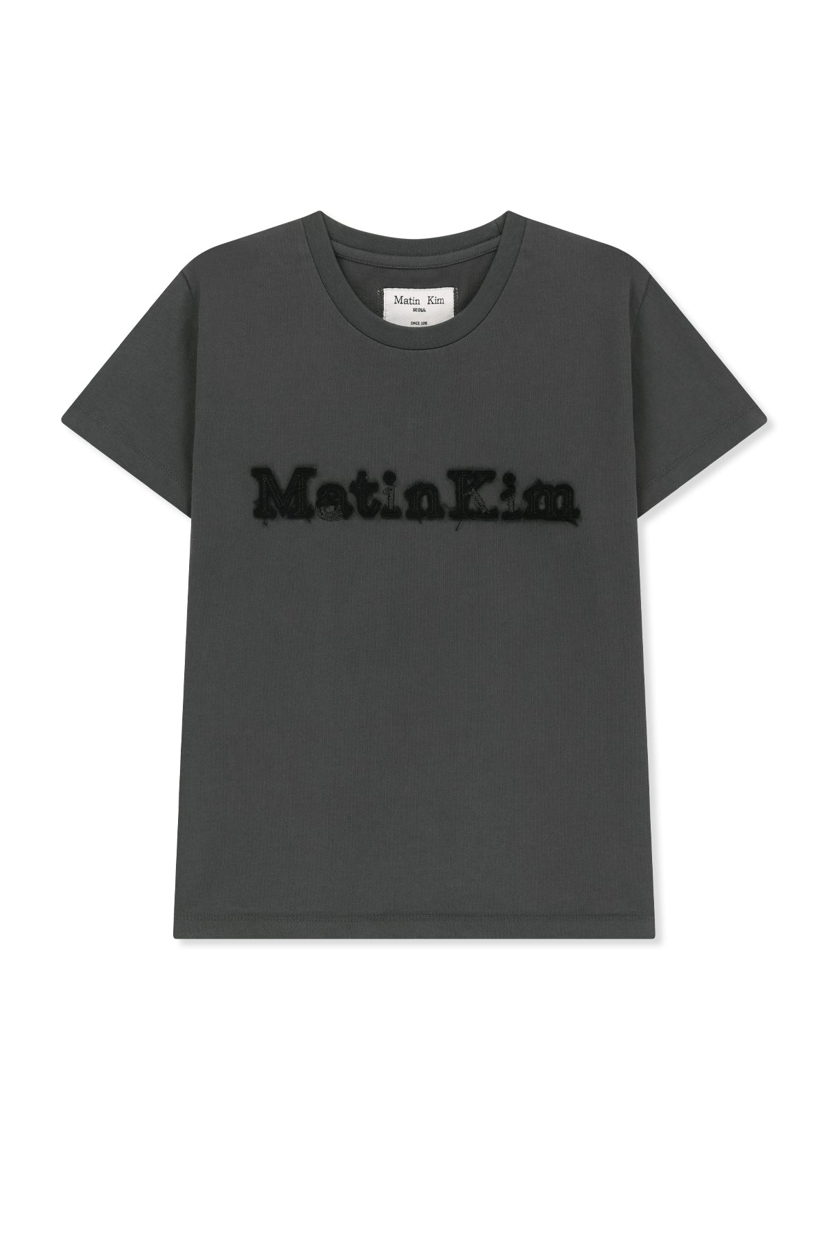 Áo thêu nữ với logo Matin Kim, dáng slim fit và tay ngắn.