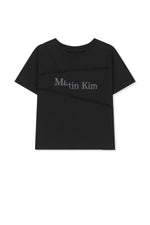 Áo phông cropped nữ với logo in lụa và thiết kế cắt chéo độc đáo.