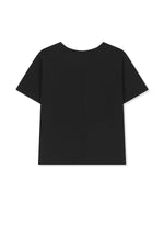 Áo phông cropped nữ với logo in lụa và thiết kế cắt chéo độc đáo.