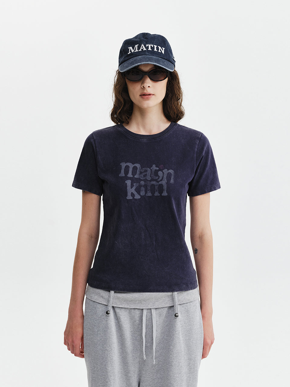 Áo Thời Trang Nữ Matin Kim Round Logo Graffiti Slim Top - Navy