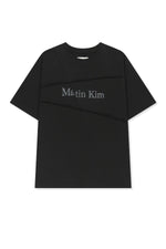 Áo top unisex với đường cắt chéo và logo Matin Kim, phom hộp màu đen.
