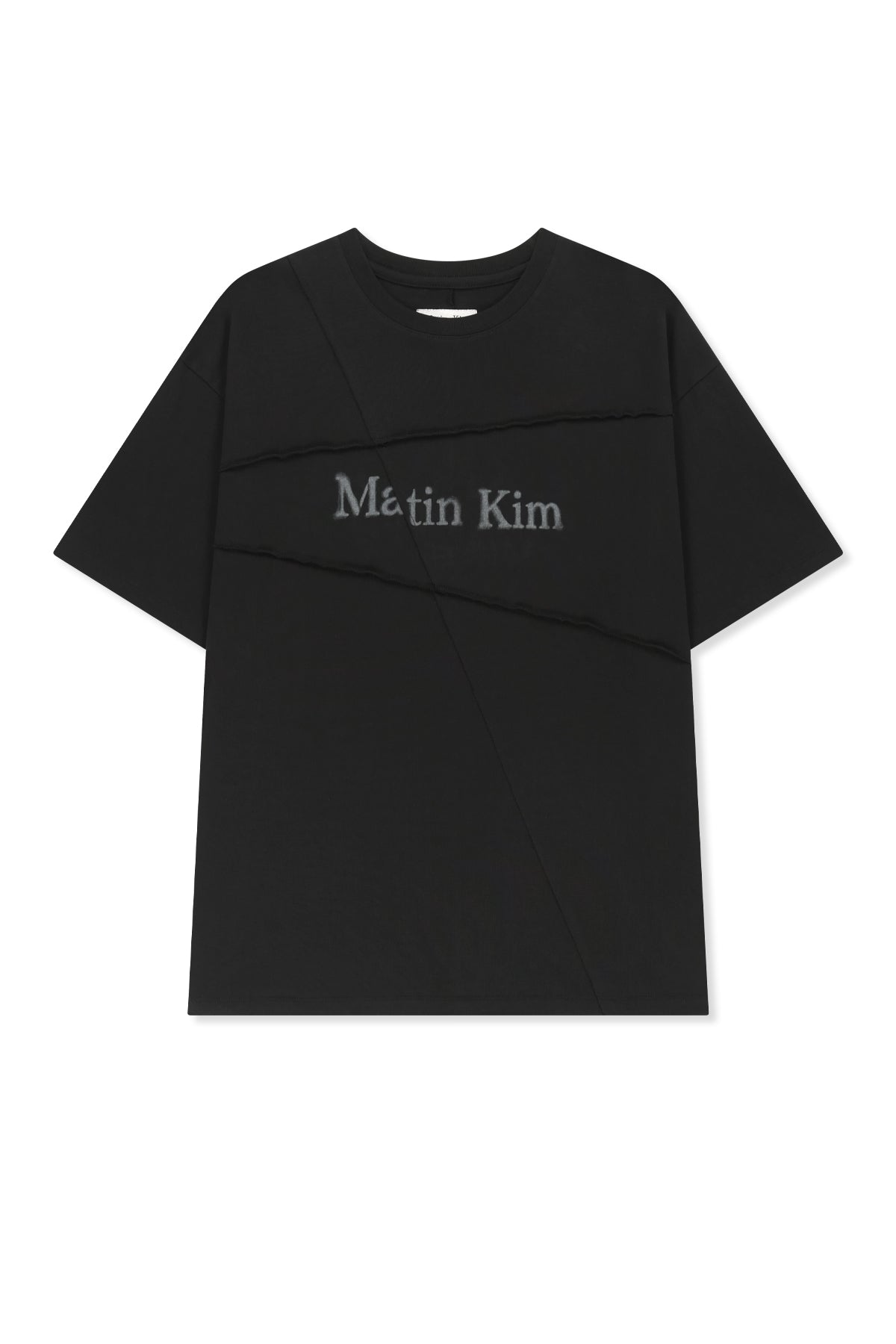 Áo top unisex với đường cắt chéo và logo Matin Kim, phom hộp màu đen.