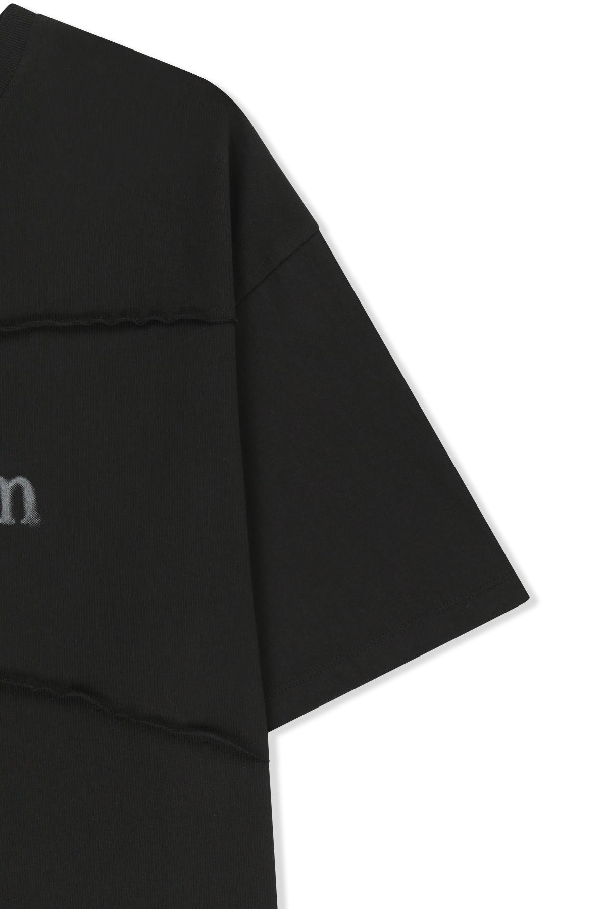 Áo top unisex với đường cắt chéo và logo Matin Kim, phom hộp màu đen.
