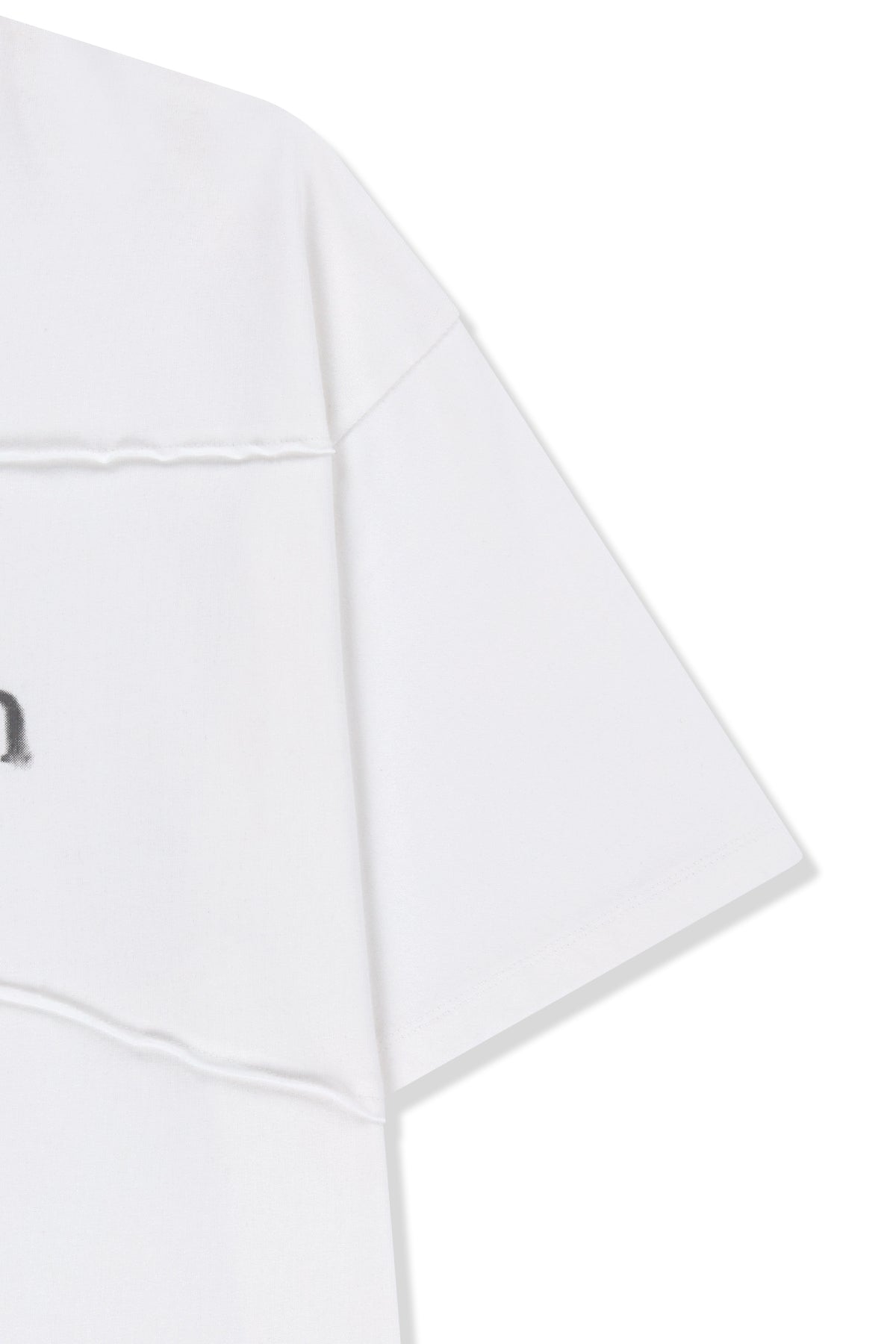 Áo phông unisex thoáng khí, thiết kế đường cắt bất đối xứng với logo nổi bật.
