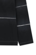 Áo sơ mi nam cotton tay dài, cổ sơ mi, kẻ sọc và chữ in giữa trước, dáng thoải mái dài đến hông.
