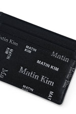 Ví đựng thẻ da unisex với logo in toàn bộ, thiết kế góc cạnh và miếng vá dập nổi.