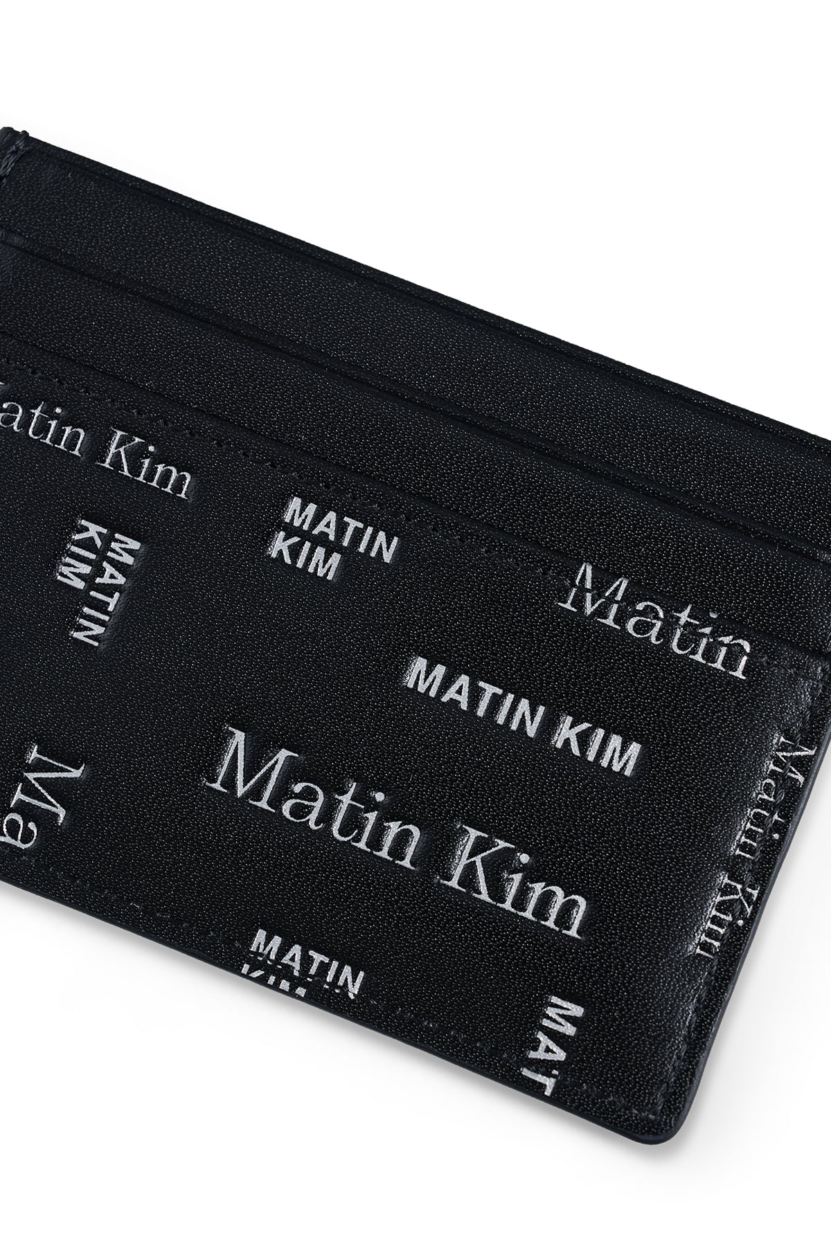 Ví đựng thẻ da unisex với logo in toàn bộ, thiết kế góc cạnh và miếng vá dập nổi.