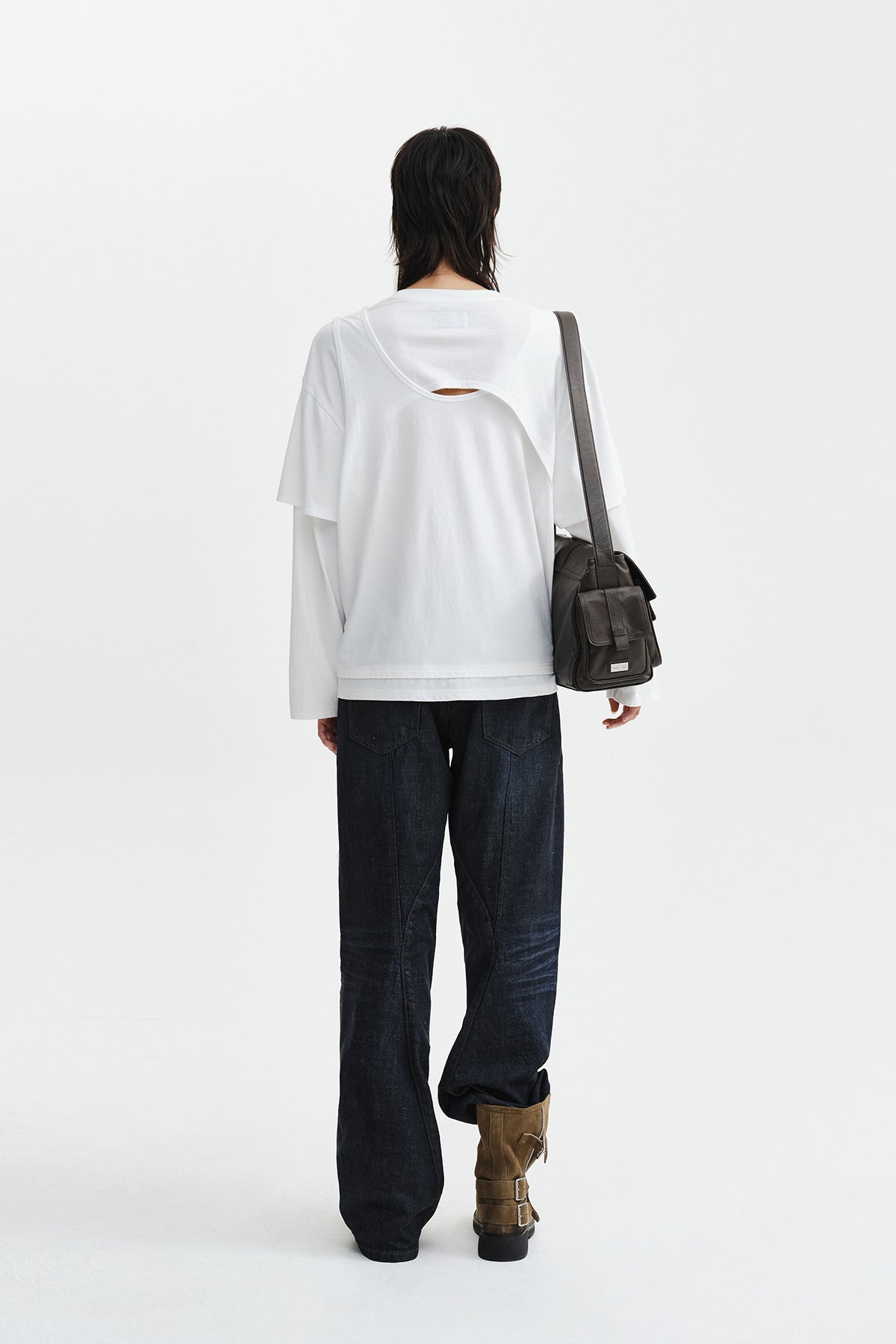 Áo blouse nữ cotton màu trắng, cổ tròn, tay dài, dáng regular dài đến hông, thiết kế khoét lưng.